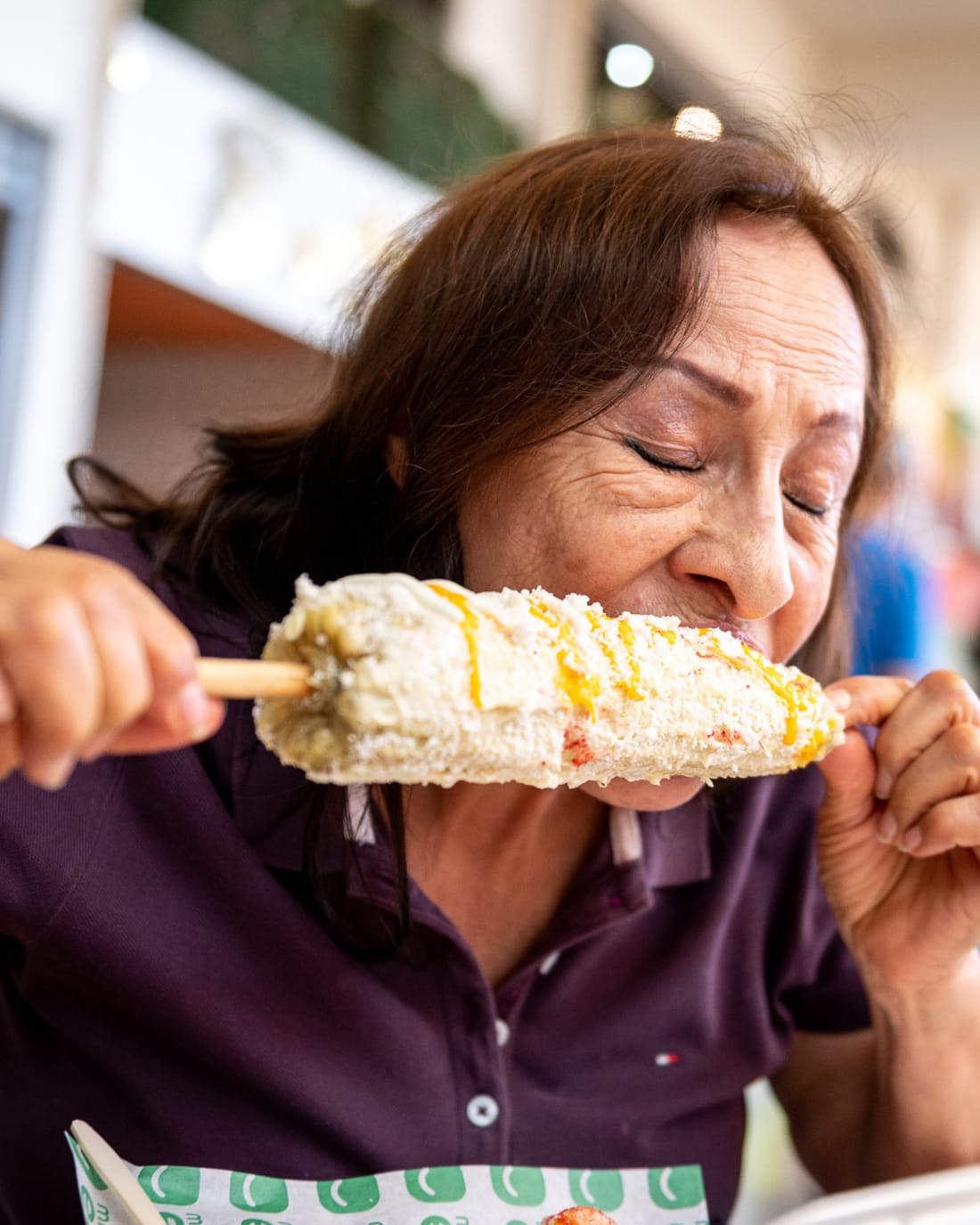 Clientes disfrutando productos Mr. Elote