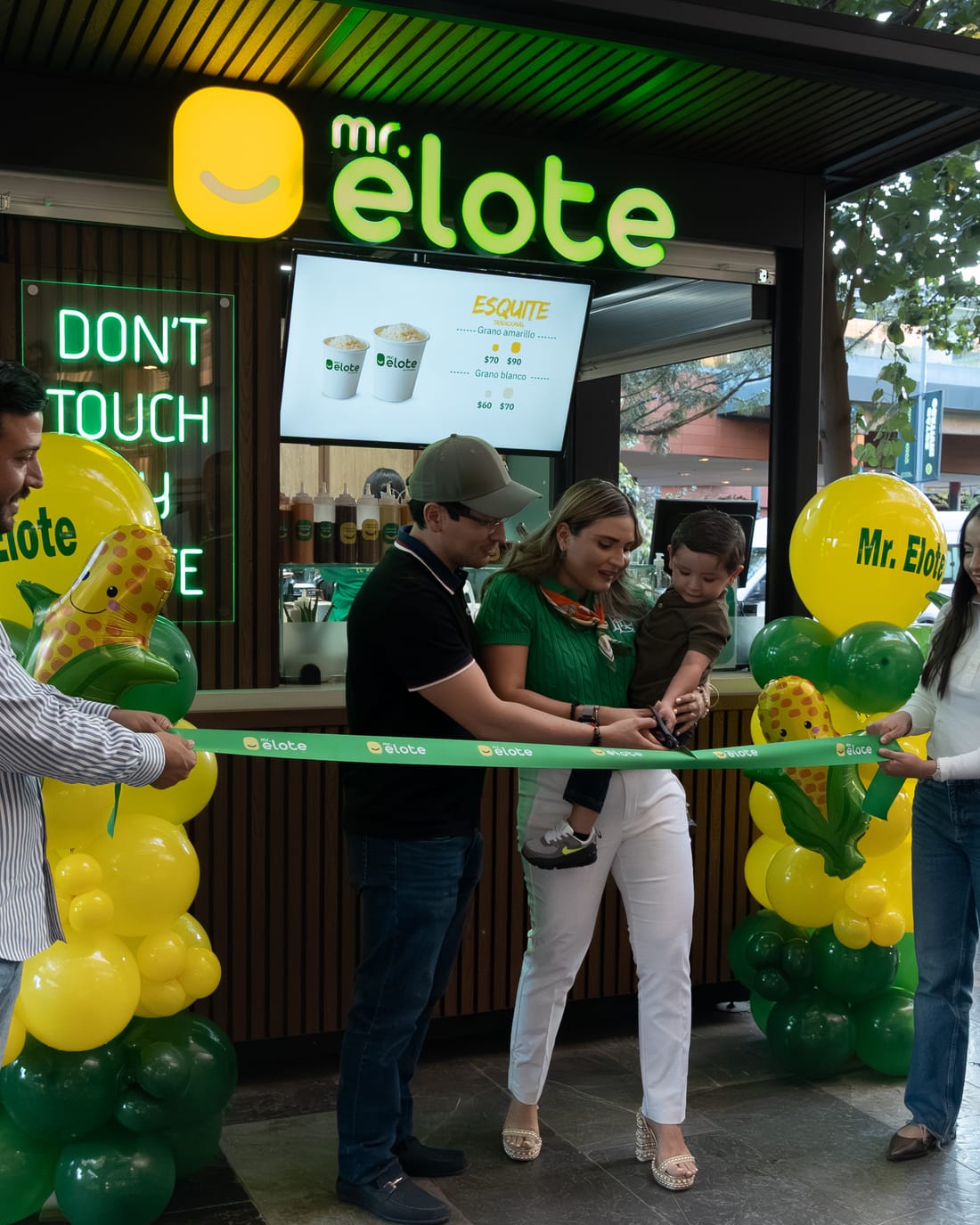 Inauguración de una sucursal Mr. Elote
