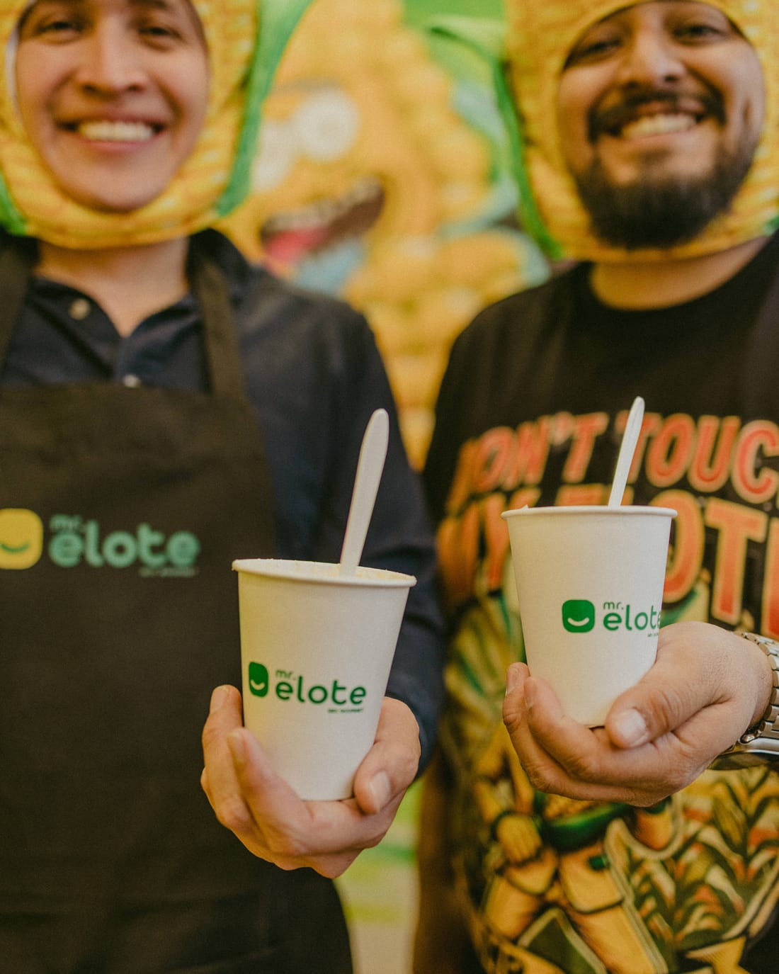 Clientes disfrutando productos Mr. Elote