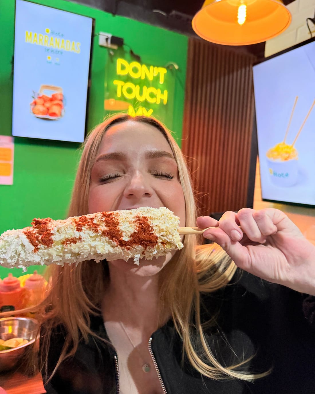 Clientes disfrutando productos Mr. Elote