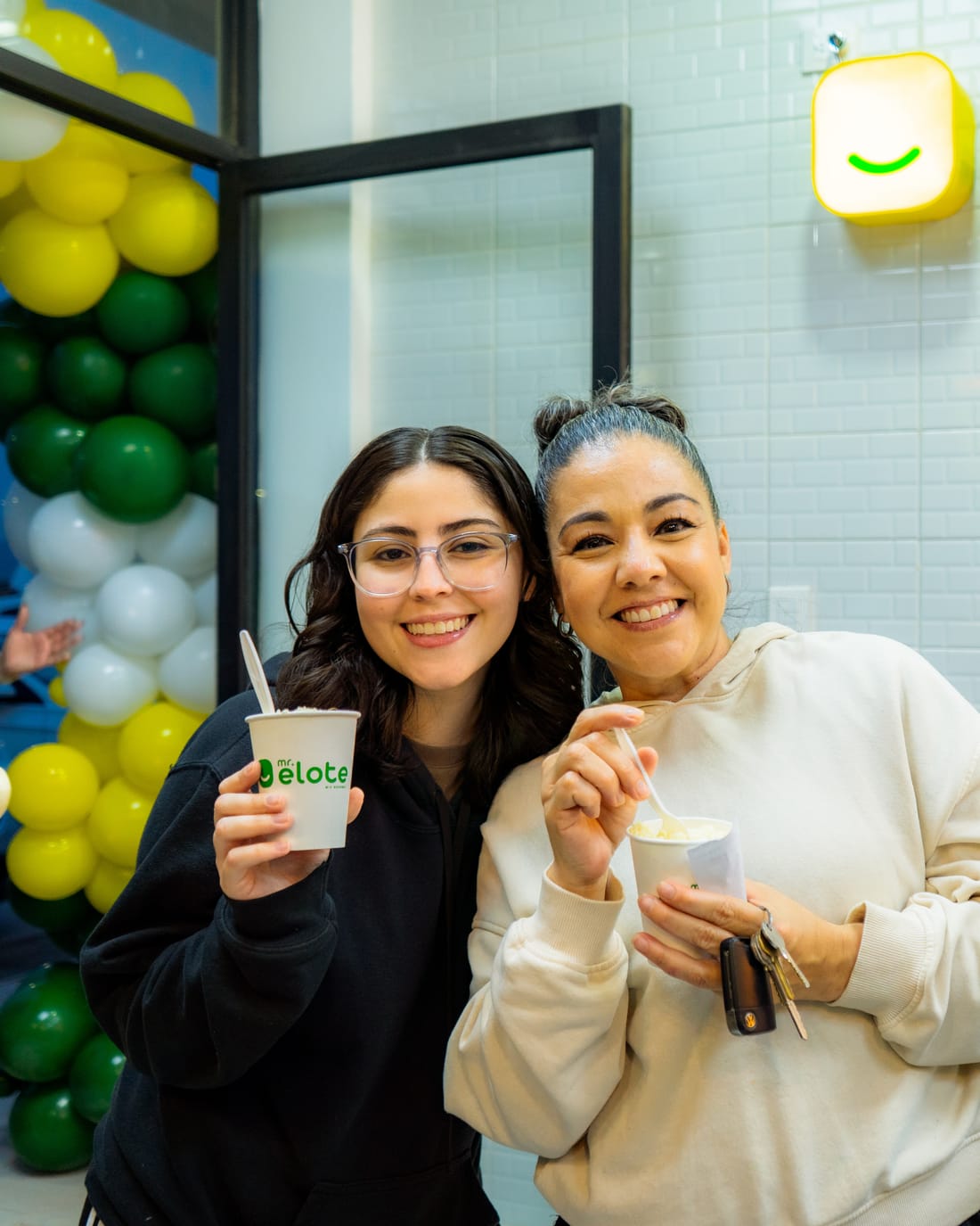 Clientes disfrutando productos Mr. Elote