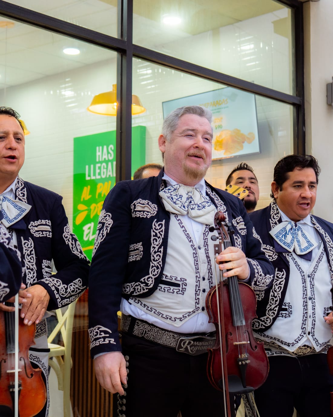 Mariachi en la apertura de una sucursal Mr. Elote