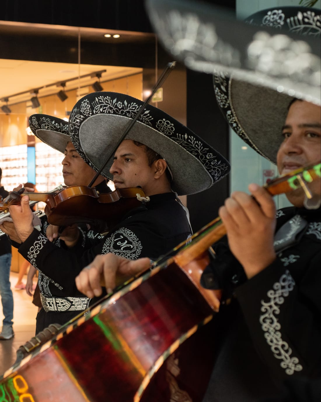 Mariachi en la apertura de una sucursal Mr. Elote