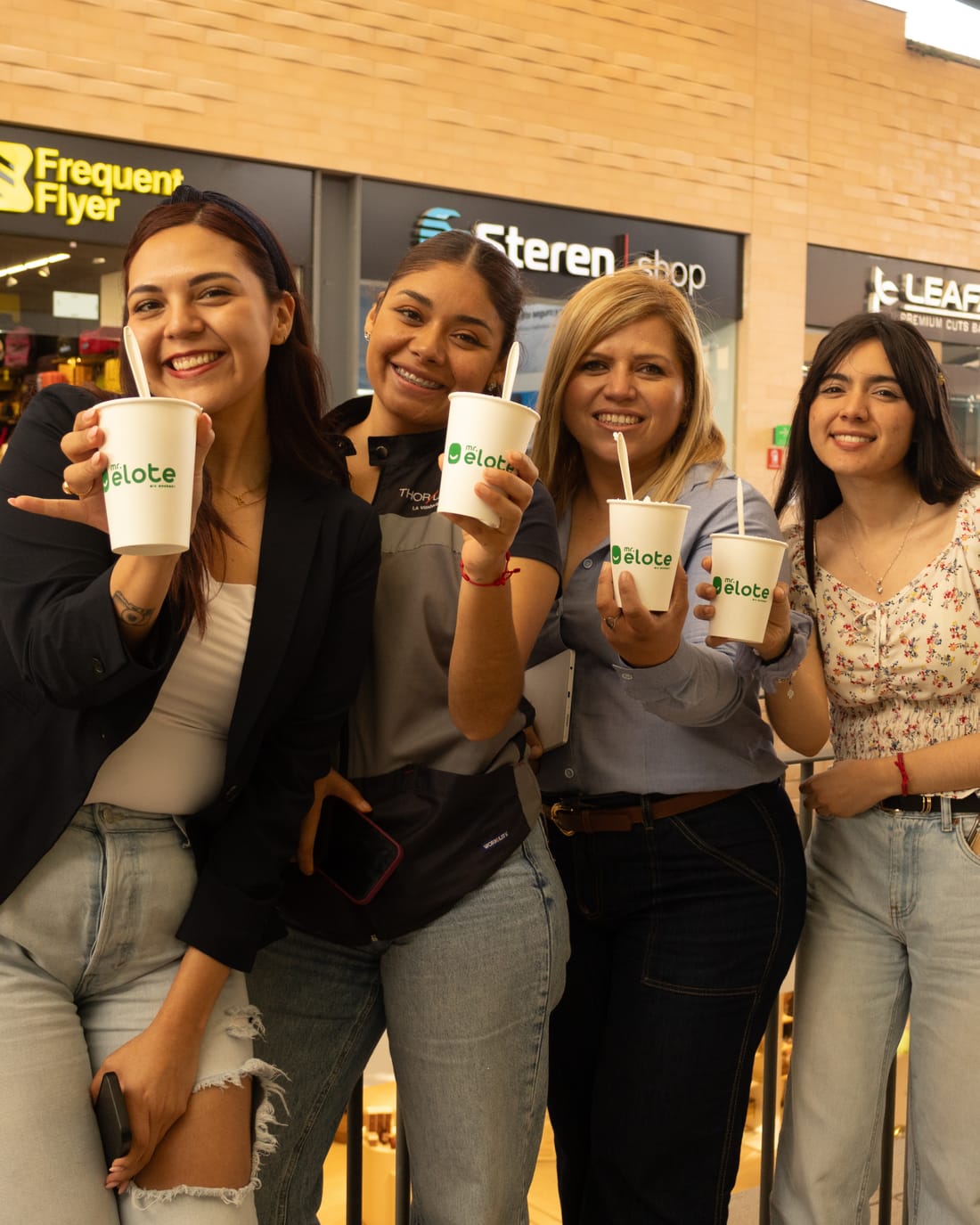 Clientes disfrutando productos Mr. Elote