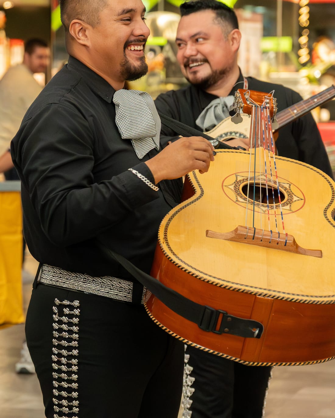 Mariachi en la apertura de una sucursal Mr. Elote