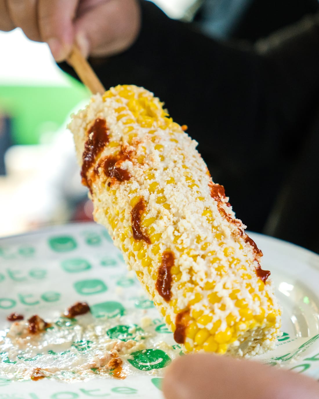 Clientes disfrutando productos Mr. Elote