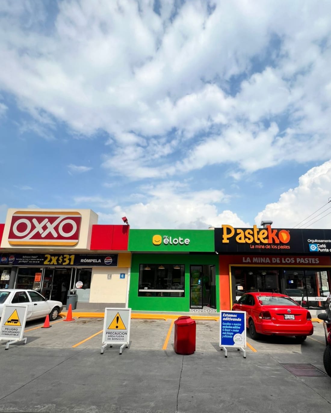 Sucursal Mr. Elote junto a un Oxxo