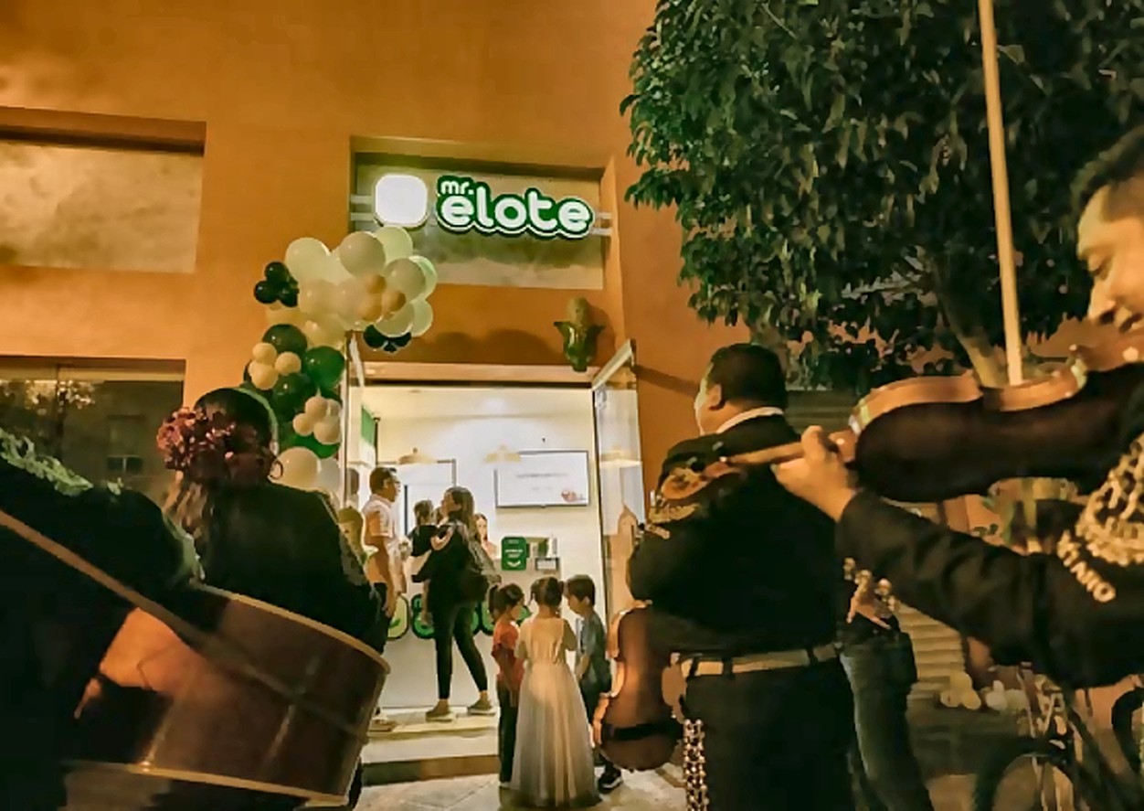 Mariachi amenizando la apertura de una sucursal Mr. Elote
