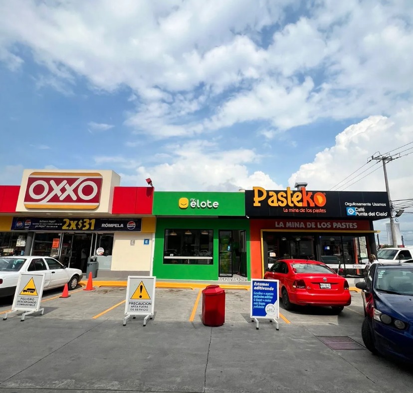 Sucursal Mr. Elote junto a un Oxxo y un Pasteko